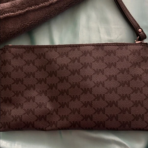 Michael Kors Logo Pouch - Picture 2 of 4